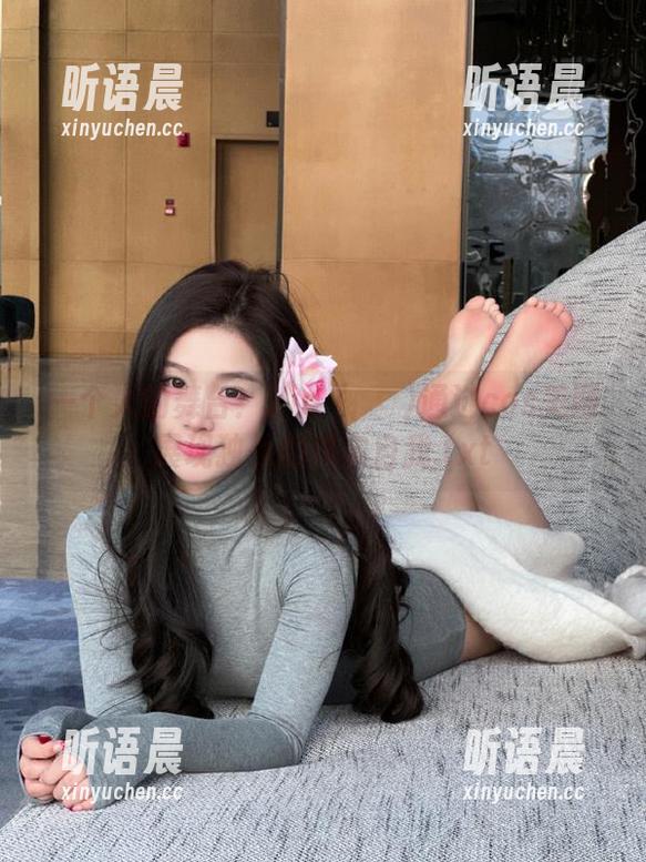 一个人的舞台：Zia (지아)通过cos美图展现独处的真实自我.txt